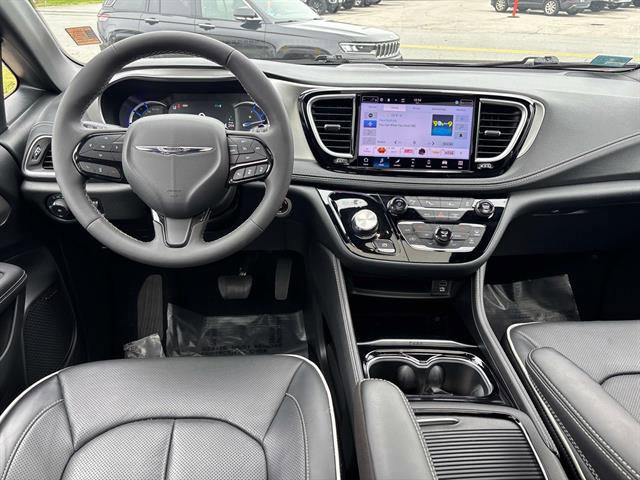 Used 2023 Chrysler Pacifica Limited w/ Uconnect Theater Family Group image 14