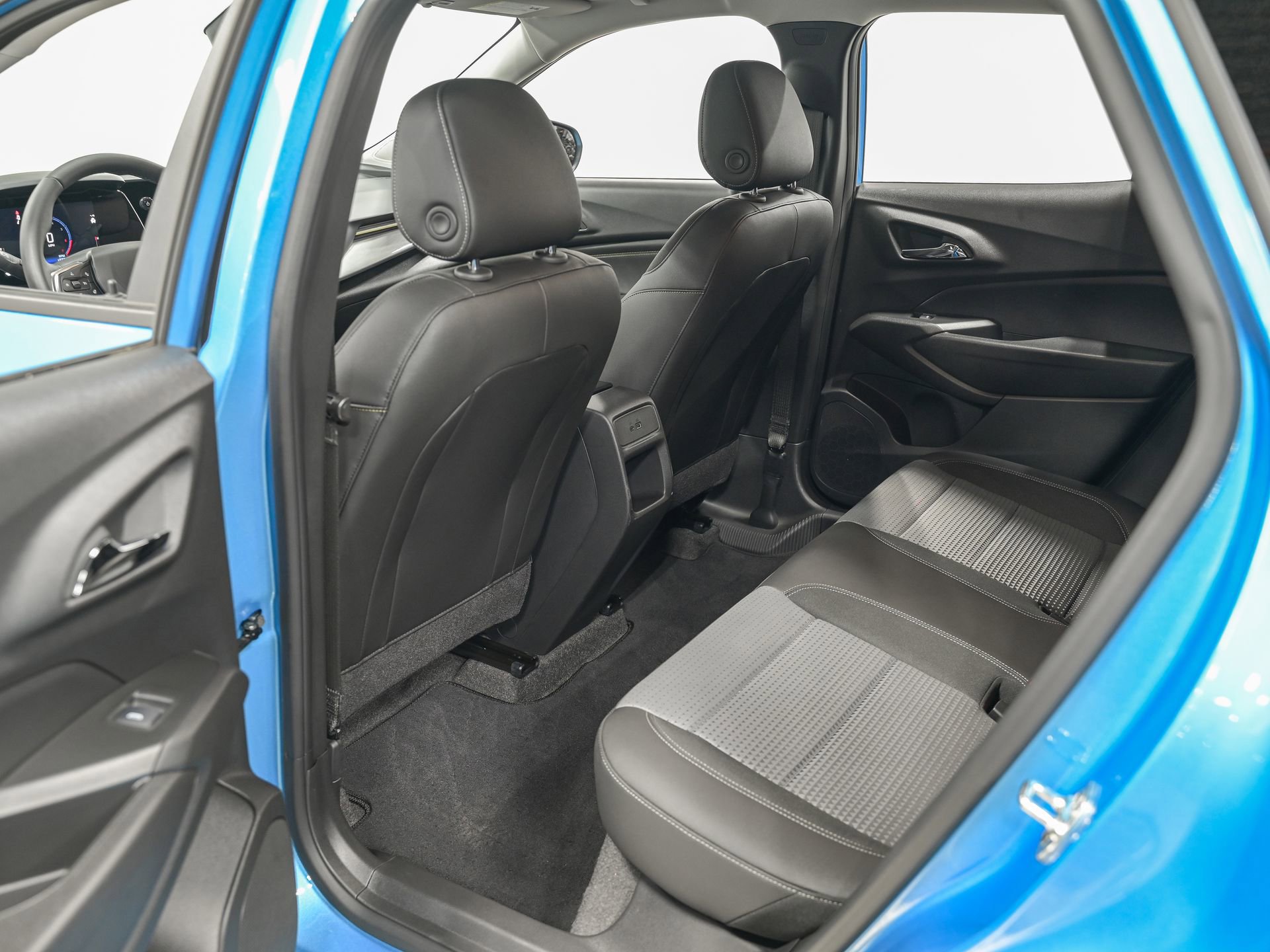 Used 2025 Chevrolet Trax LT w/ LT Convenience Package image 26