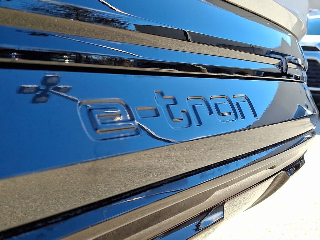 Used 2024 Audi Q8 e-tron Premium Plus image 34