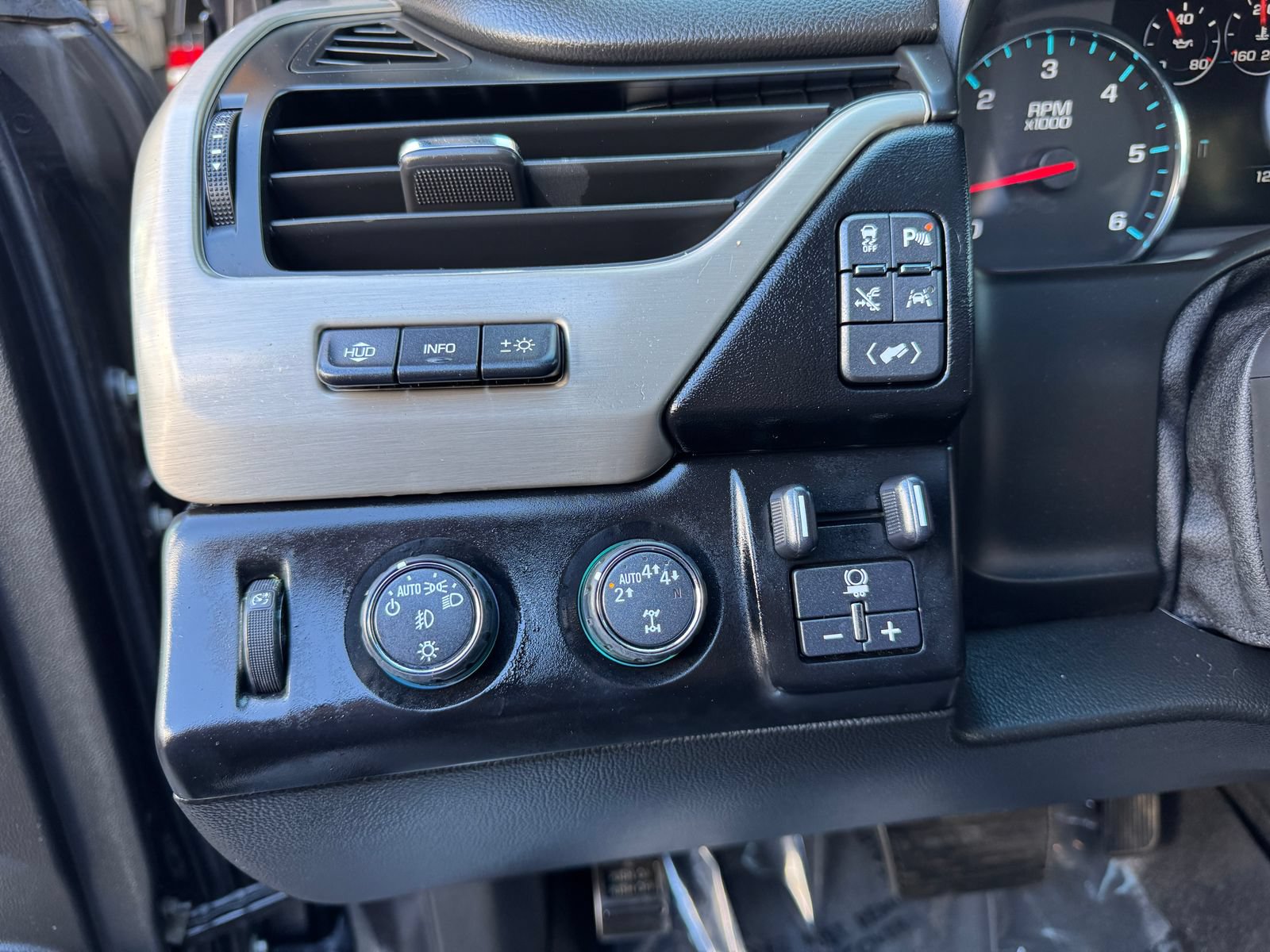 Used 2017 GMC Yukon XL Denali w/ Open Road Package AWD/4WD image 13