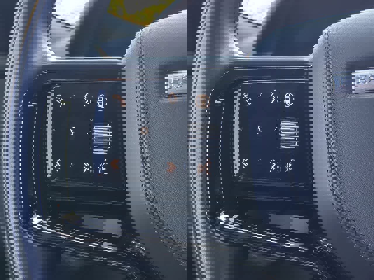 Certified 2025 Land Rover Range Rover Velar Dynamic SE image 23