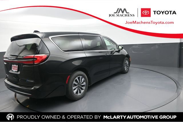 Used 2024 Chrysler Pacifica Select