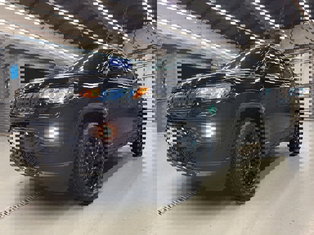 Used 2022 Jeep Compass Latitude image 3