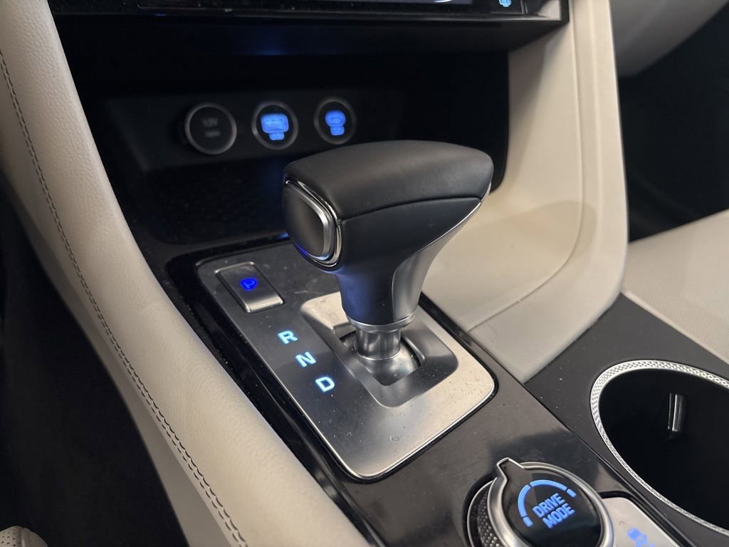 Used 2025 Genesis G70 2.5T image 34