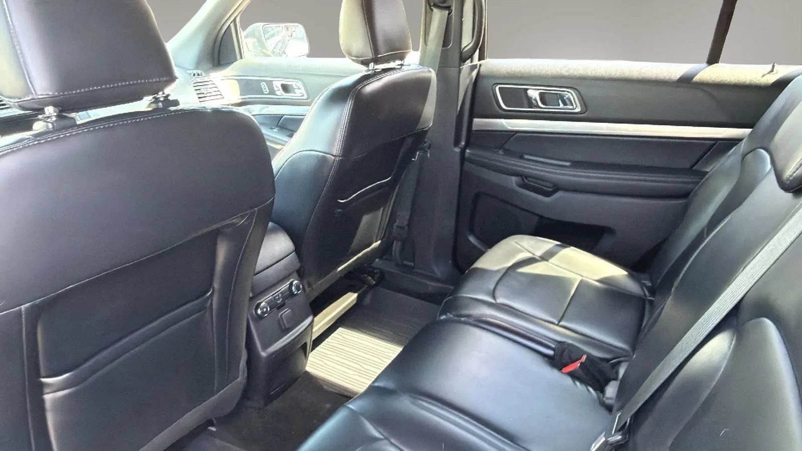 Used 2019 Ford Explorer XLT w/ Equipment Group 202A AWD/4WD image 8