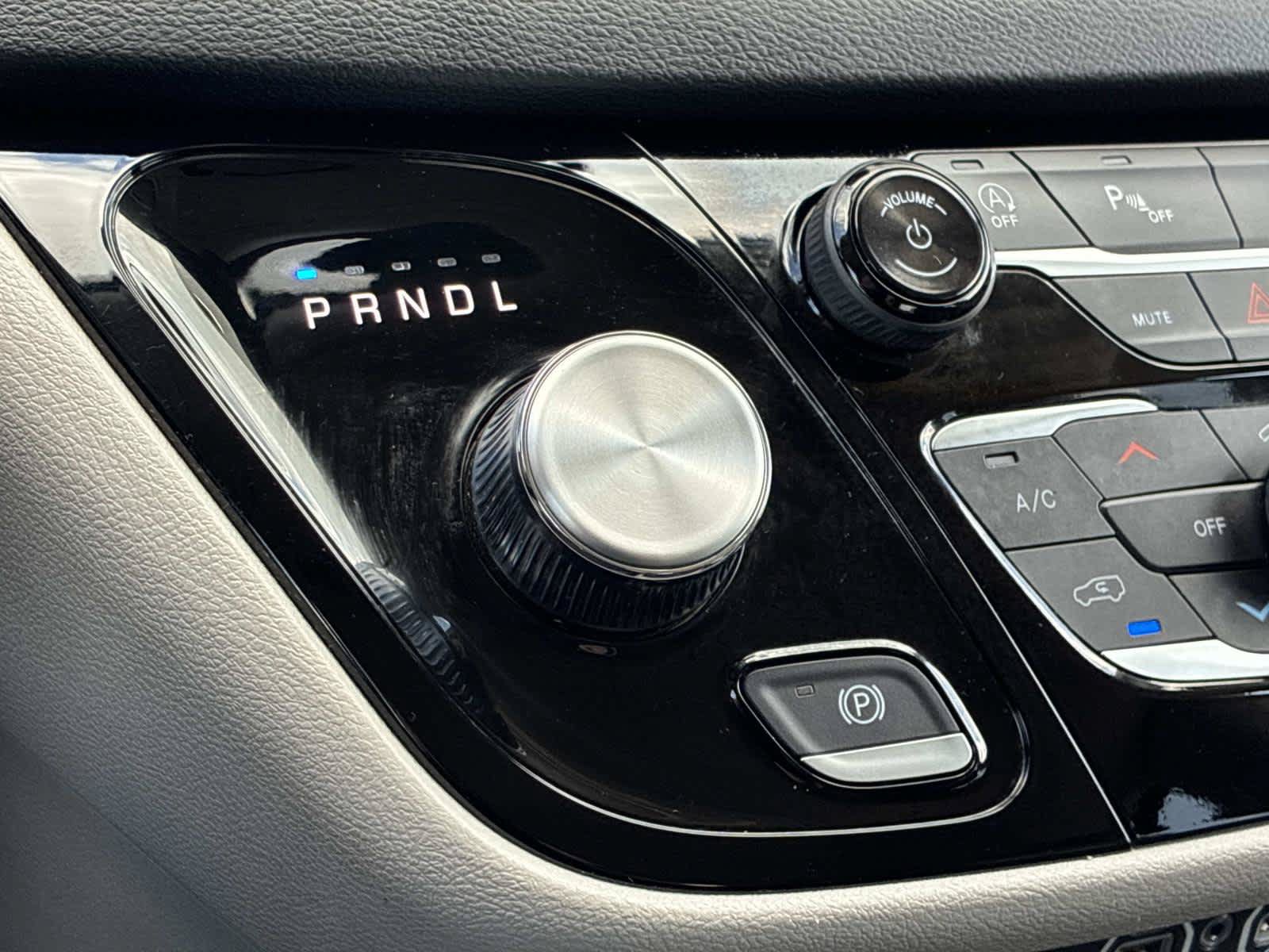 Certified 2024 Chrysler Pacifica Touring-L FWD image 30
