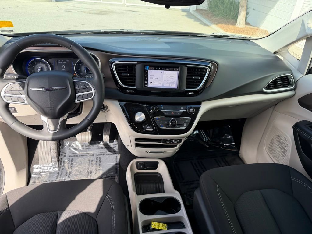 Used 2023 Chrysler Voyager LX image 13