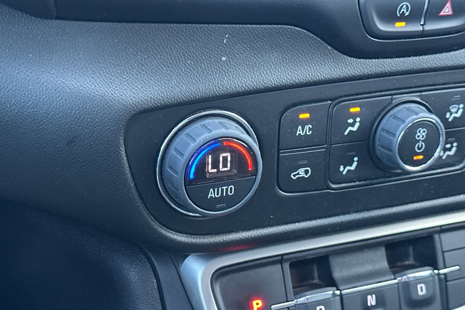 Used 2023 GMC Terrain SLT image 29