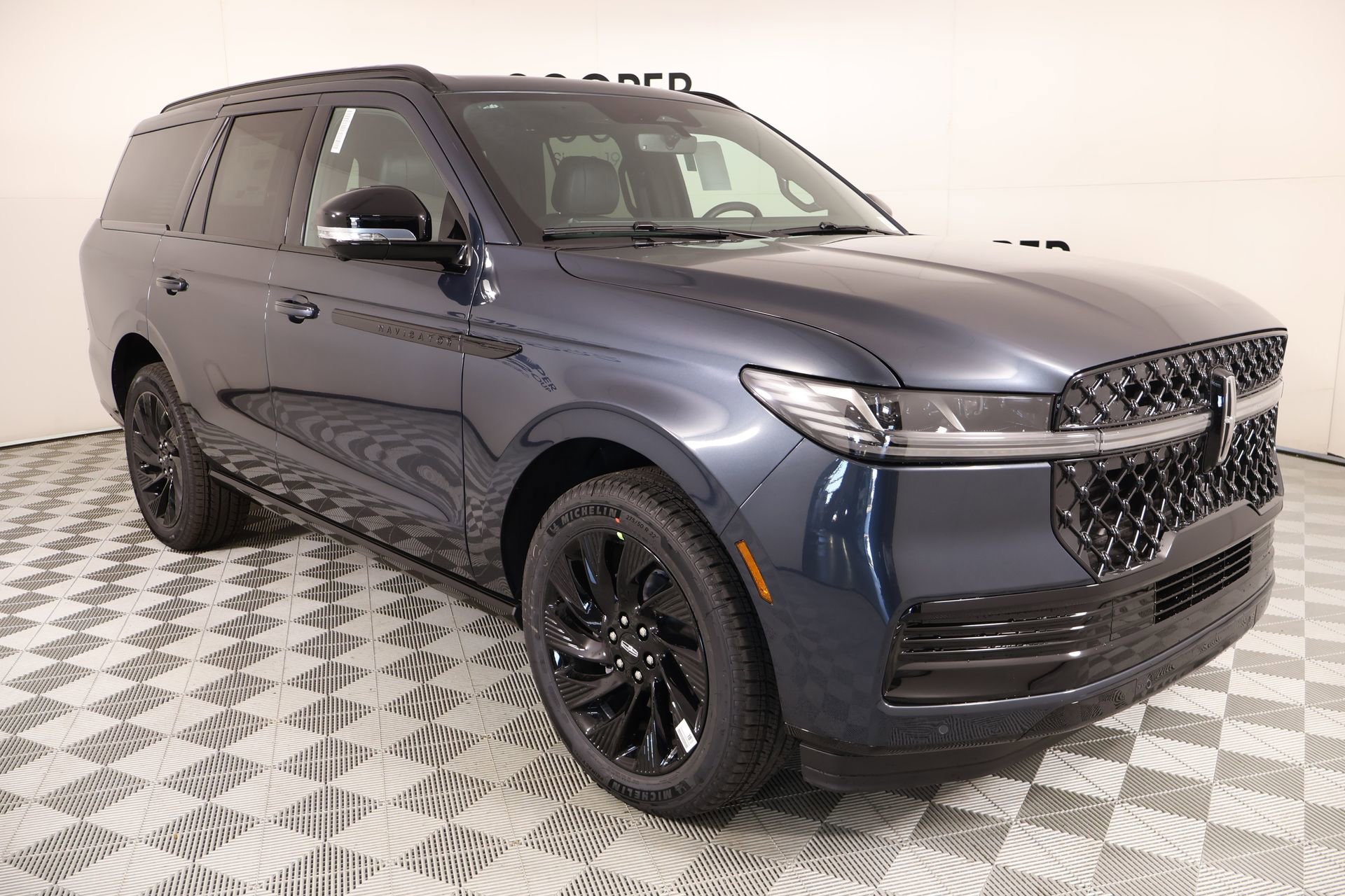 New 2026 Lincoln Navigator Reserve w/ Jet Appearance Package image 1