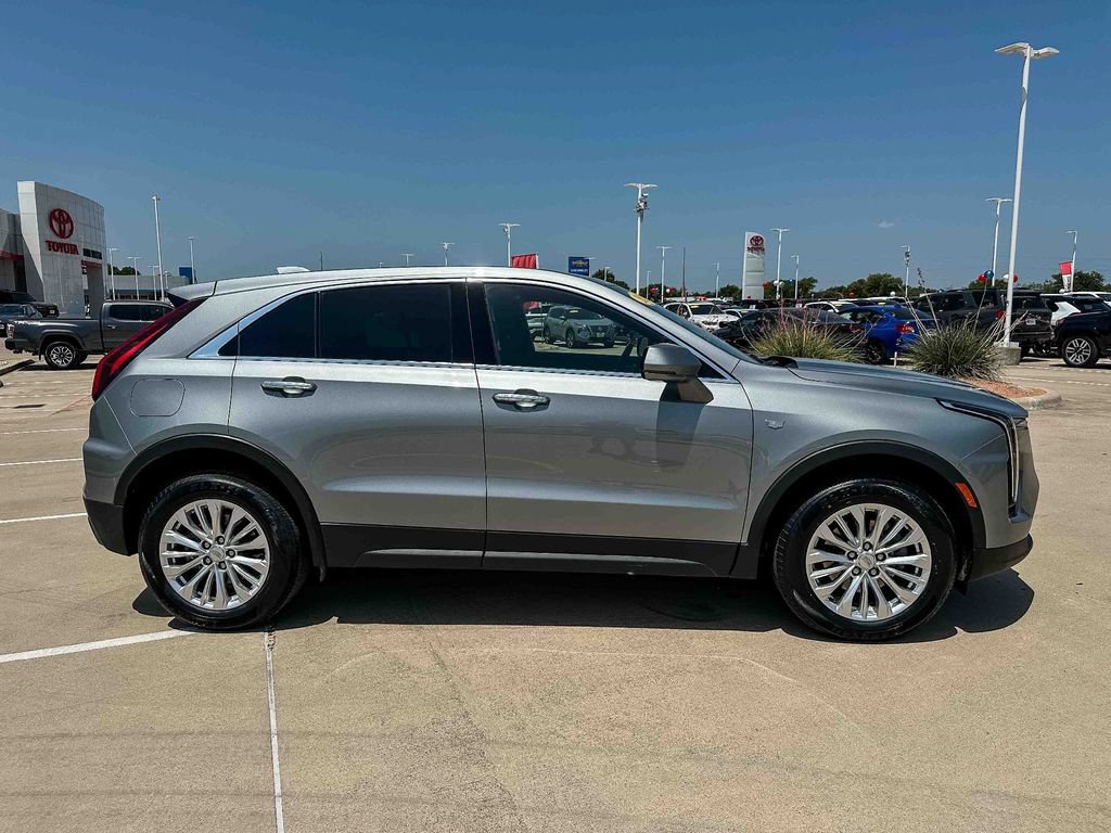 Used 2024 Cadillac XT4 Luxury w/ Cold Weather Package FWD image 2