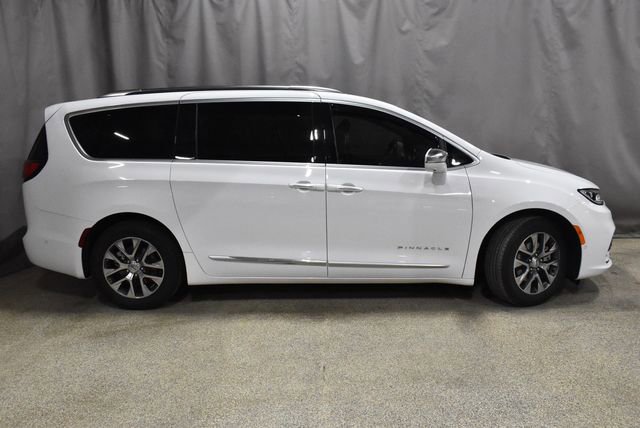 Used 2022 Chrysler Pacifica Pinnacle image 3