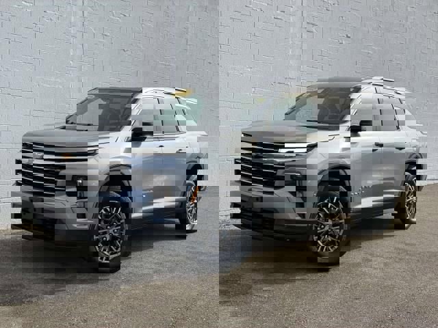 Used 2025 Chevrolet Traverse LT image 1