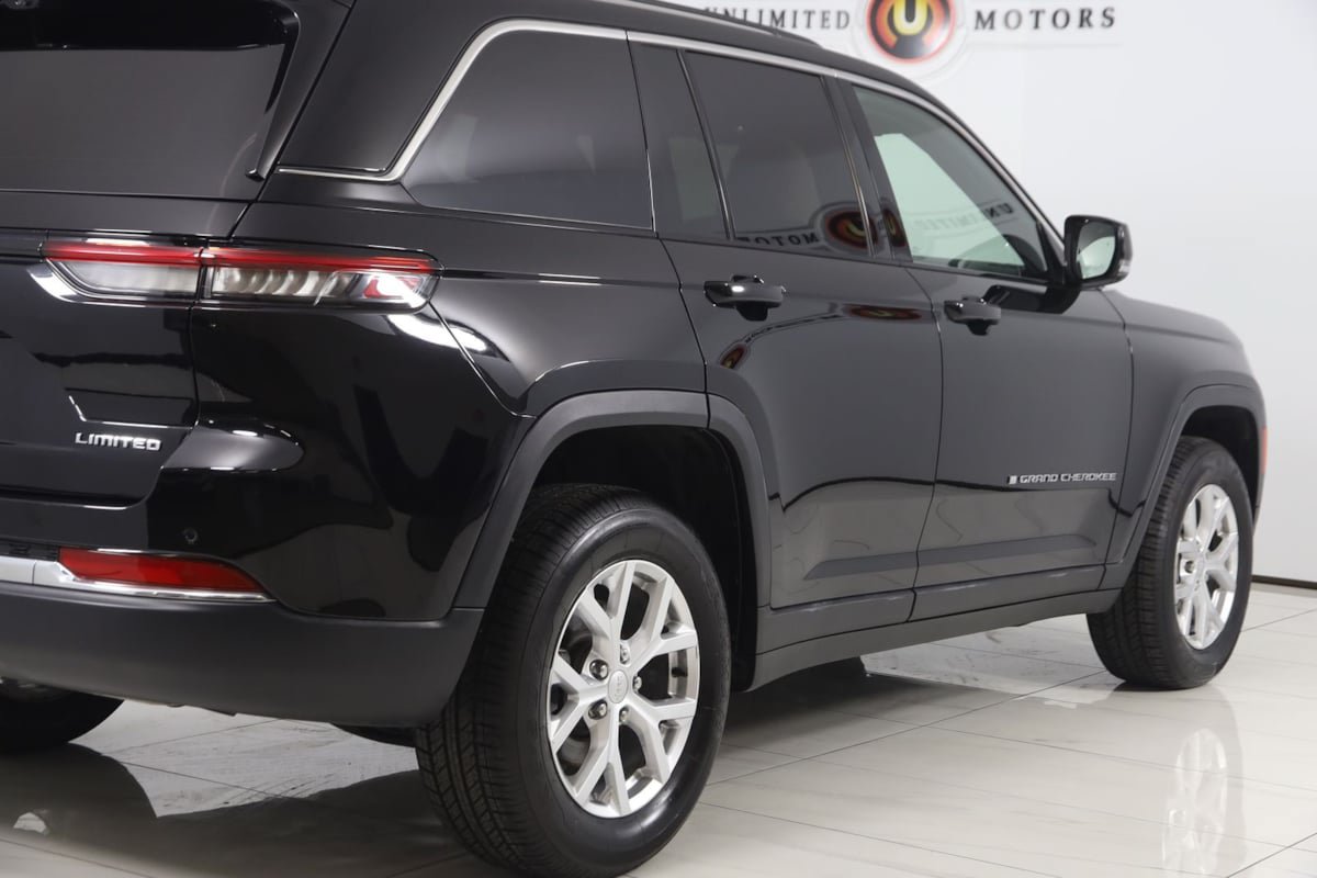 Used 2023 Jeep Grand Cherokee Limited w/ Luxury Tech Group II AWD/4WD image 44