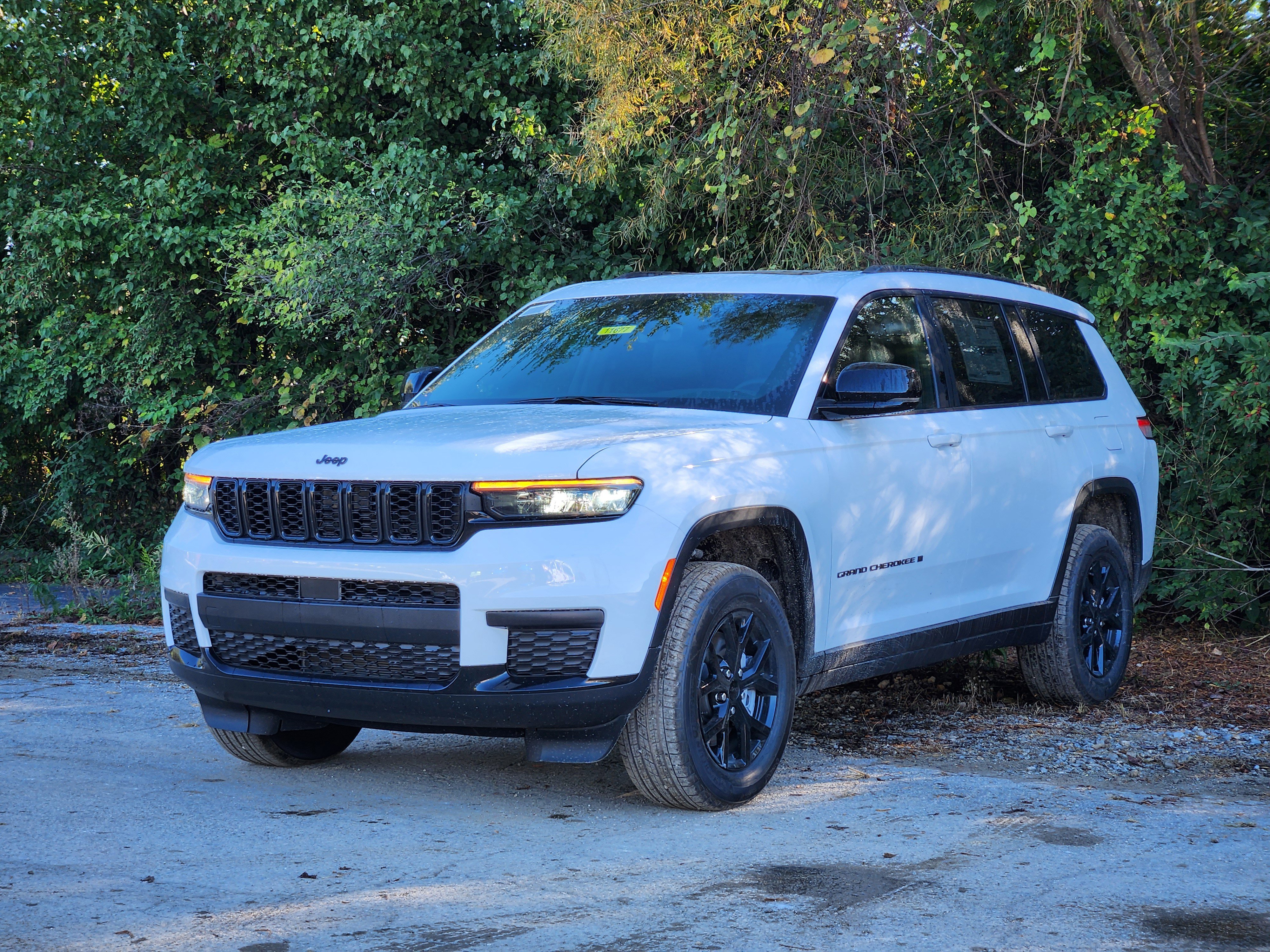 New 2025 Jeep Grand Cherokee L Altitude image 12