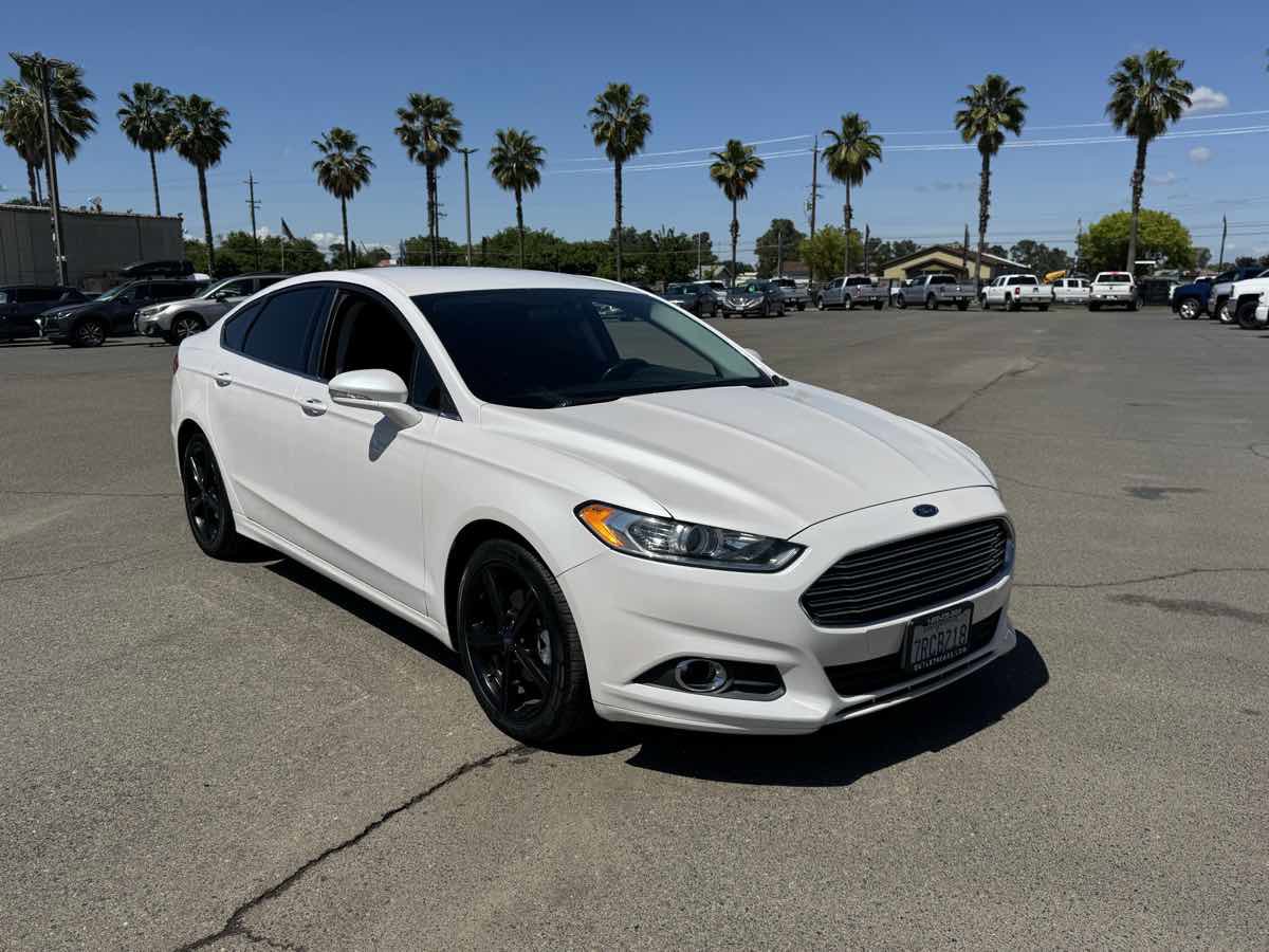 Used 2016 Ford Fusion SE image 2
