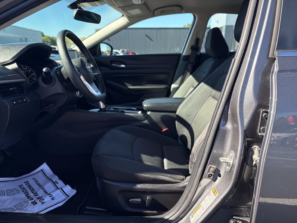 Used 2024 Nissan Altima 2.5 SV FWD image 12
