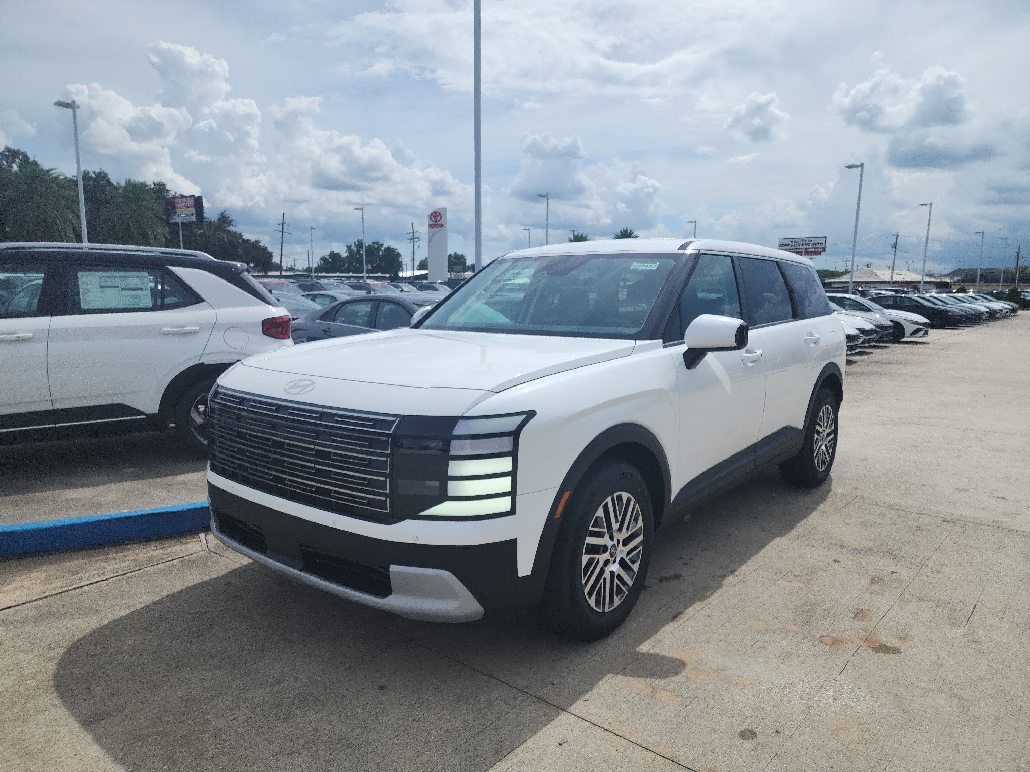 New 2027 Hyundai Palisade SE FWD image 3