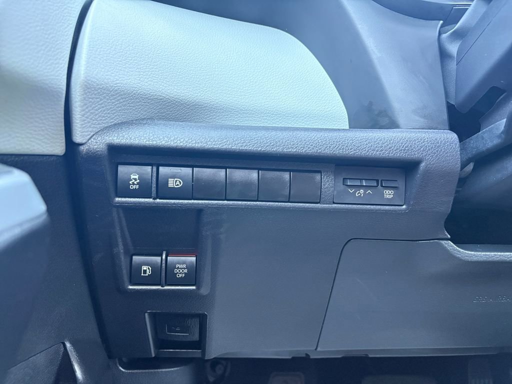 Used 2025 Toyota Sienna XLE image 4