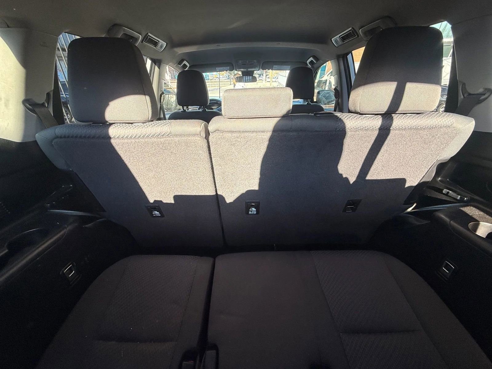 Used 2019 Toyota Highlander LE AWD/4WD image 32