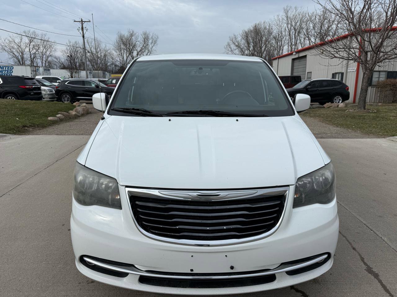 Used 2014 Chrysler Town & Country S FWD image 2