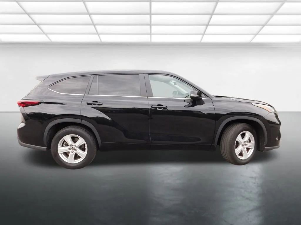 Used 2024 Toyota Highlander LE image 4