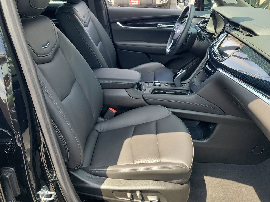 Used 2025 Cadillac XT6 Premium Luxury w/ Technology Package FWD image 28