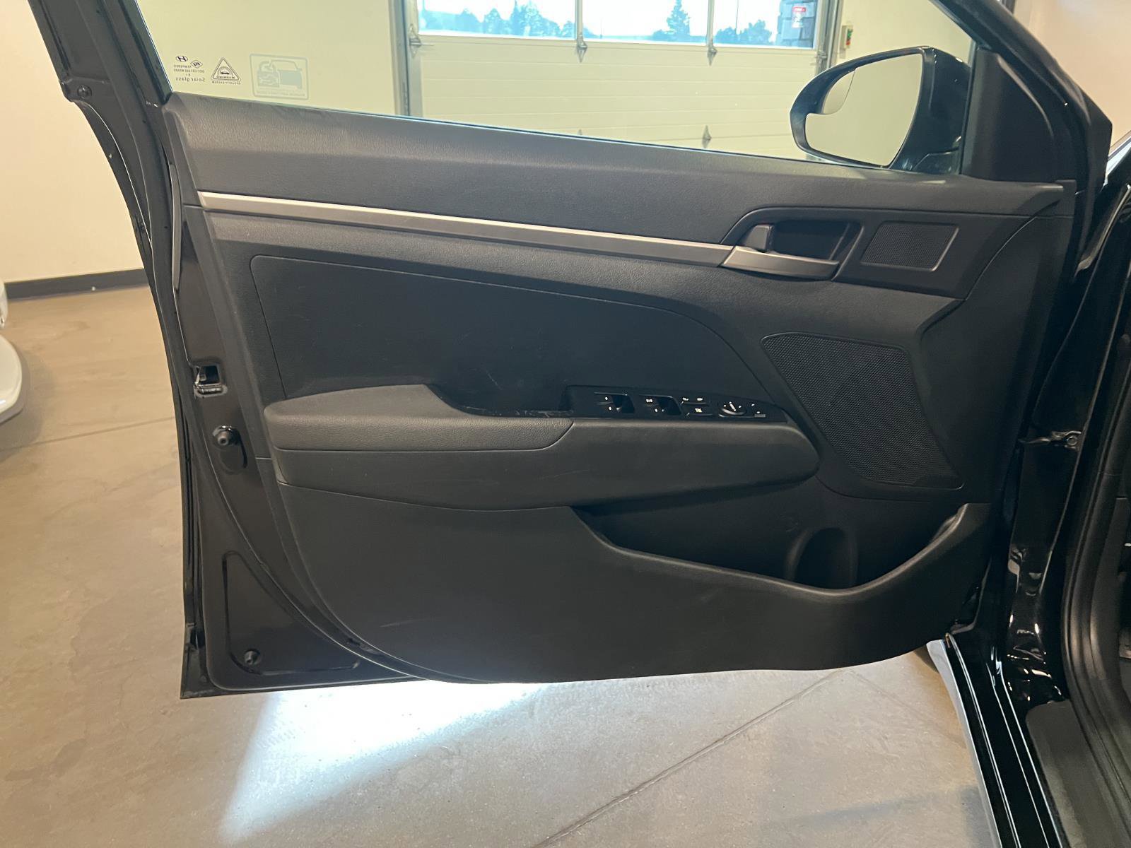 Used 2019 Hyundai Elantra SE w/ Cargo Package FWD image 25