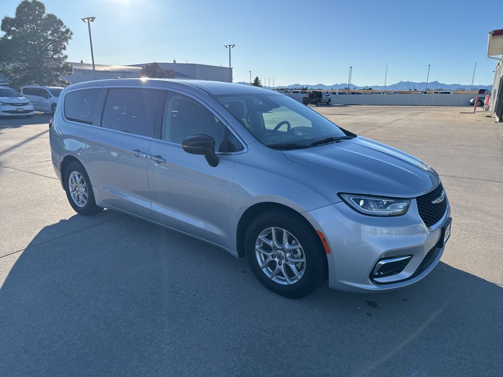 Used 2024 Chrysler Pacifica Touring-L FWD image 9