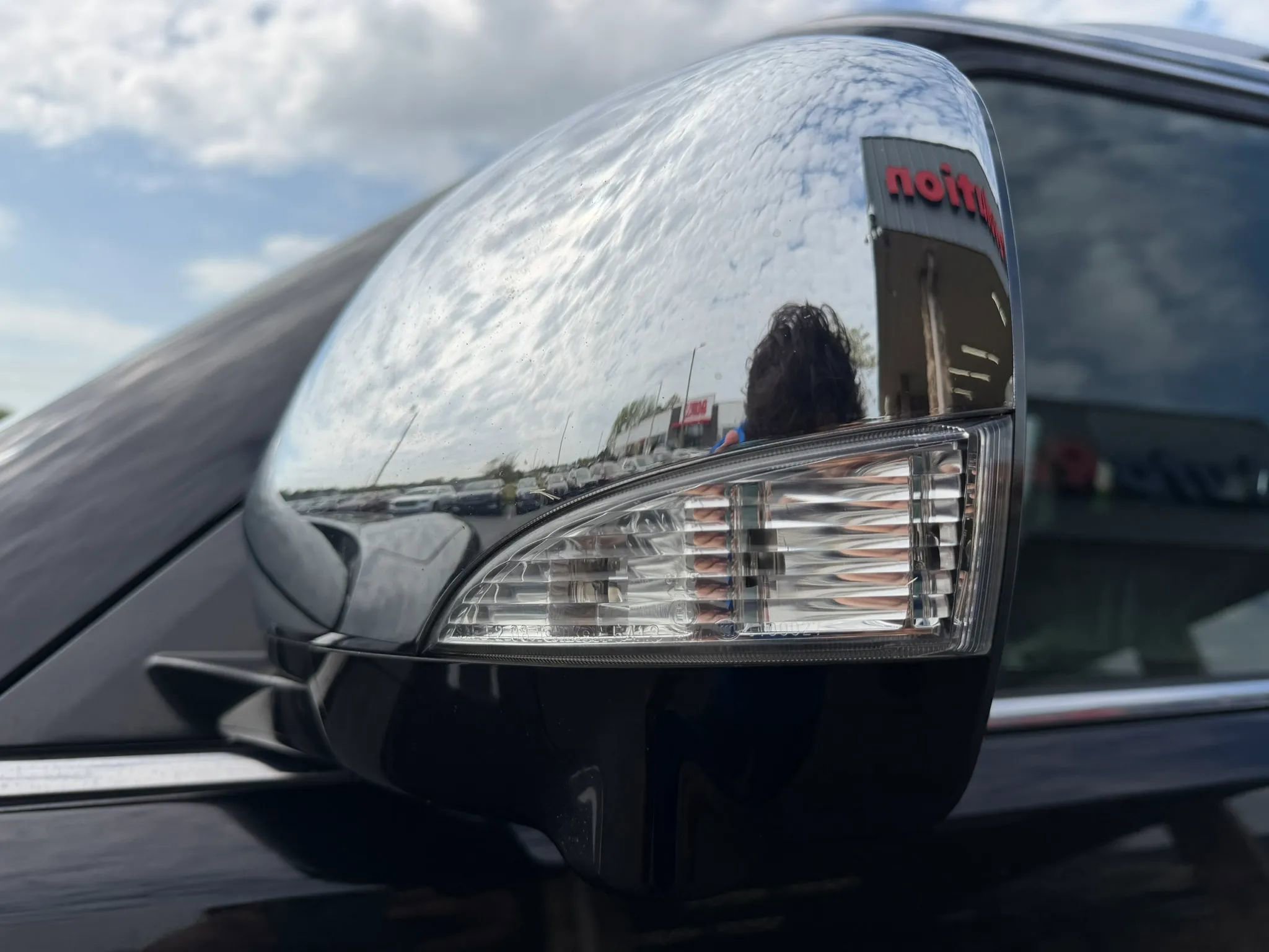 Used 2016 INFINITI QX80 4WD w/ Deluxe Technology Package image 8