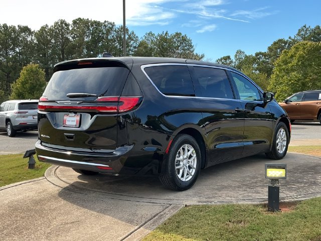 New 2027 Chrysler Pacifica Select FWD image 7