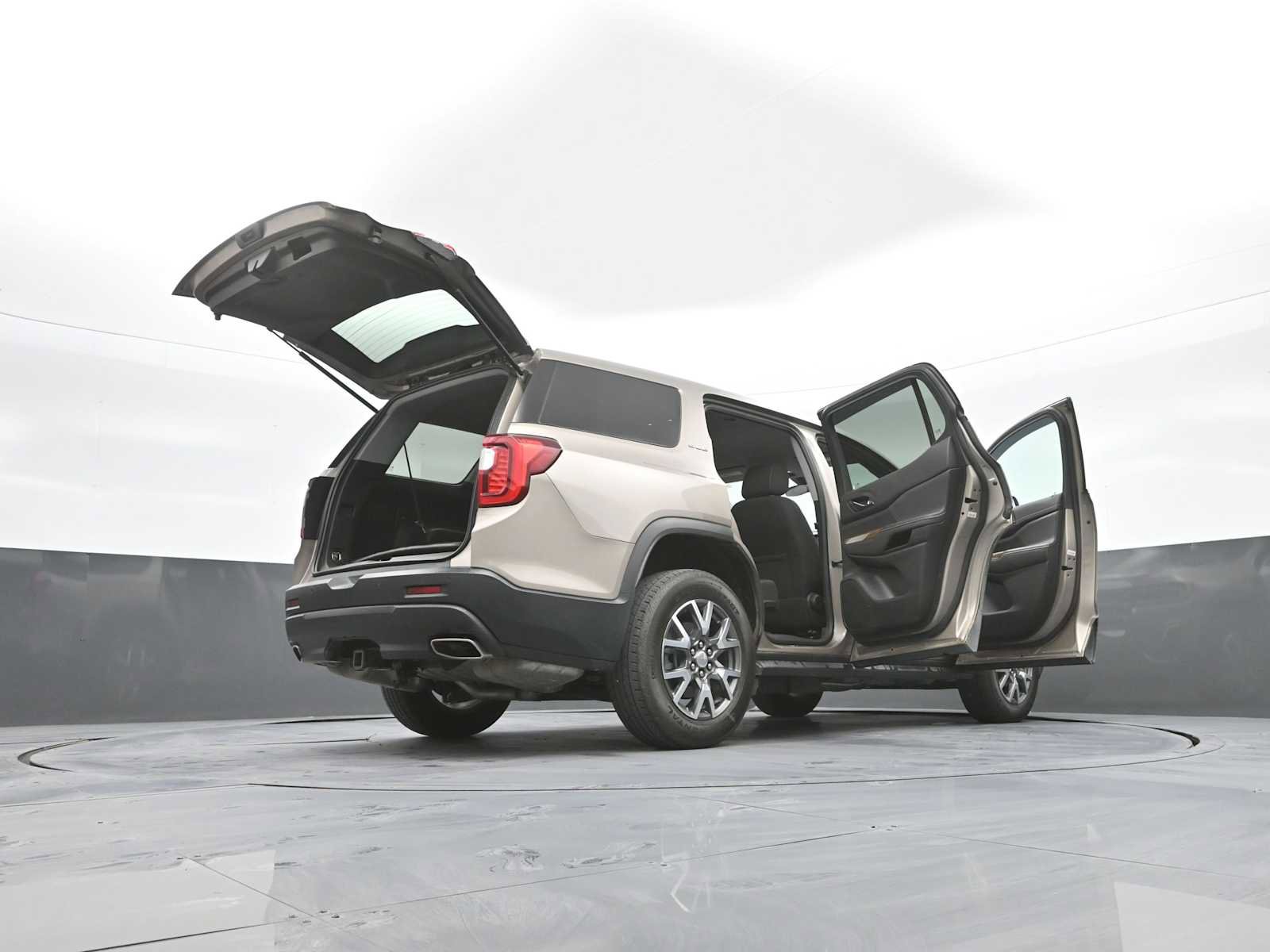 Used 2023 GMC Acadia SLE image 48