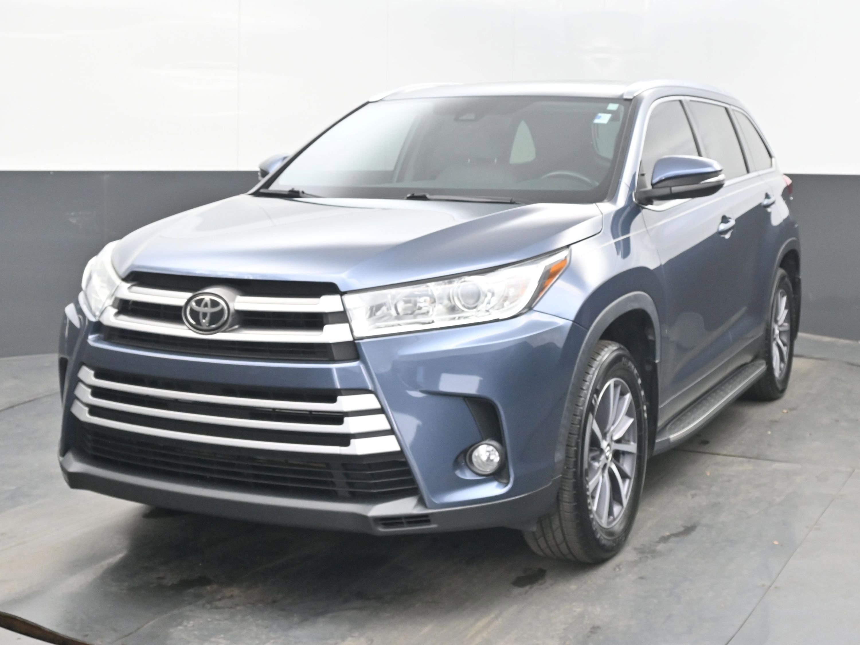 Used 2019 Toyota Highlander XLE image 3