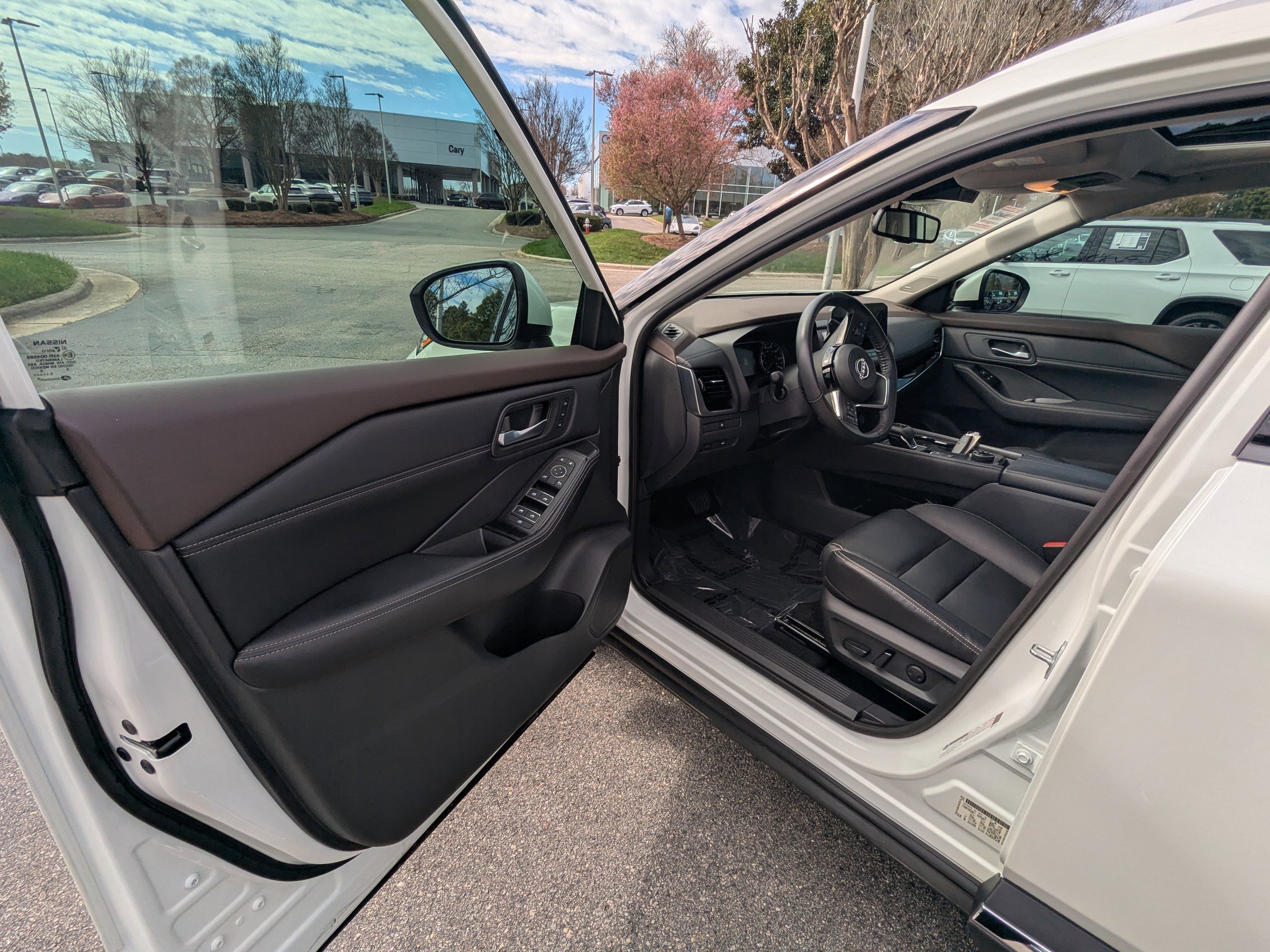 Used 2023 Nissan Rogue SL w/ SL Premium Package image 8