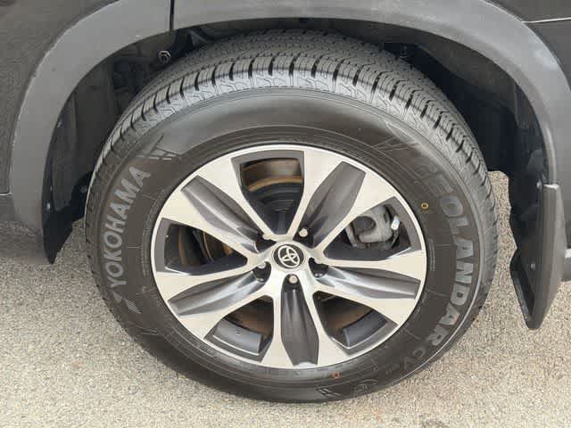 Used 2023 Toyota Highlander XLE AWD/4WD image 5