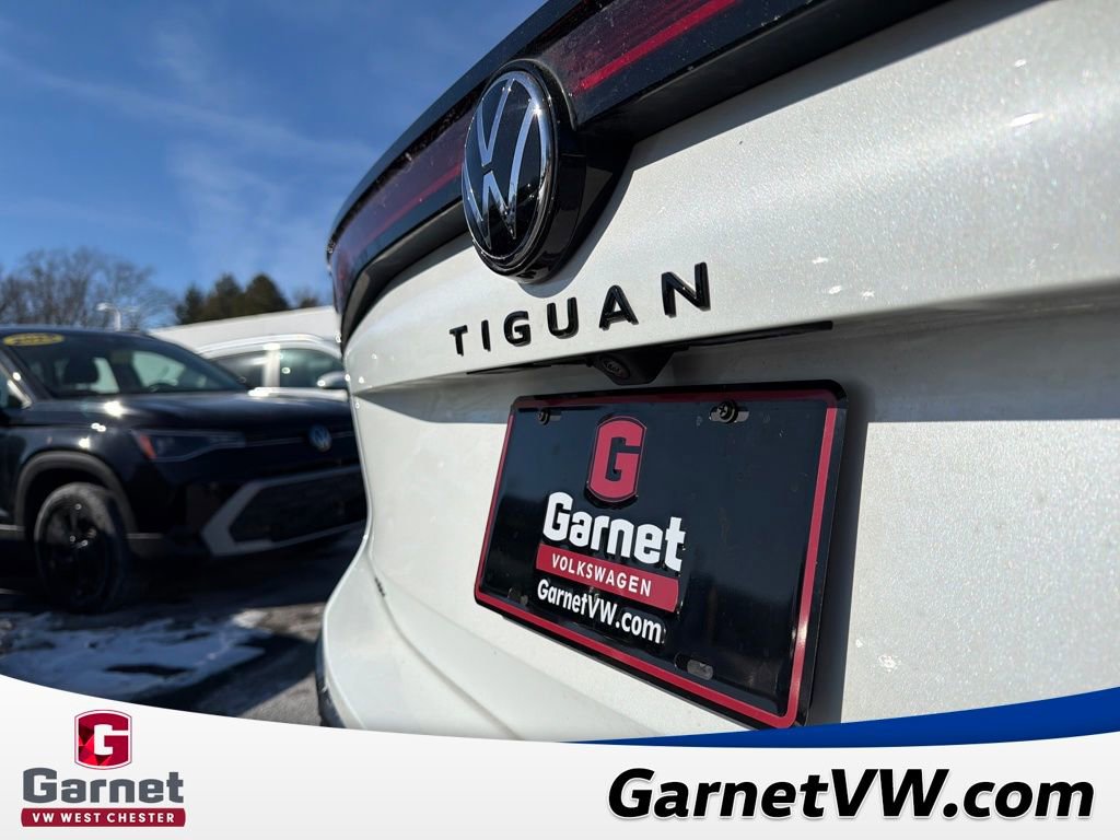 Certified 2025 Volkswagen Tiguan SE R-Line image 30