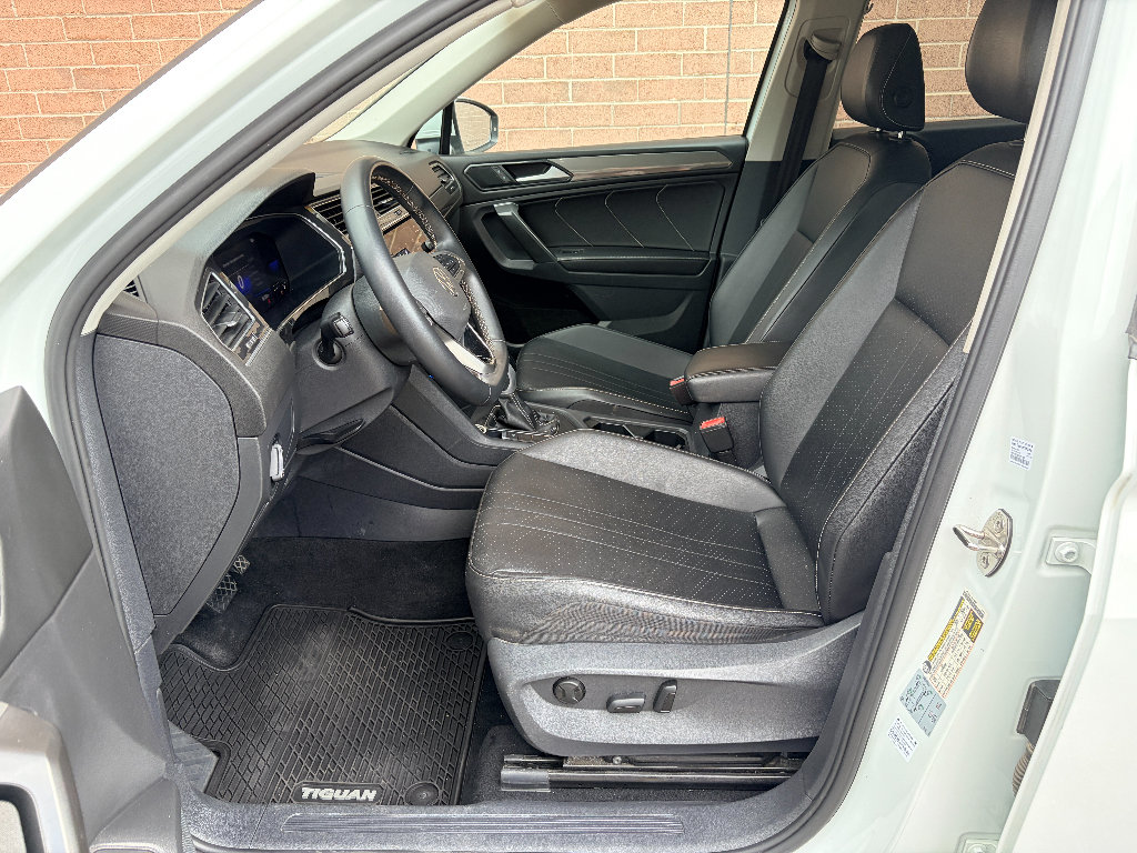 Used 2022 Volkswagen Tiguan SE w/ Panoramic Sunroof Package FWD image 11