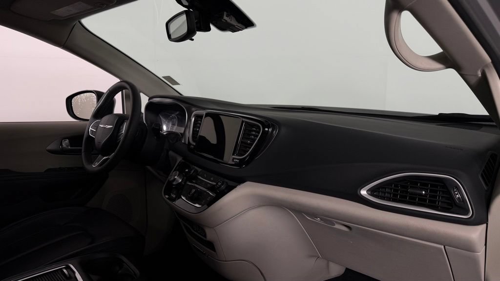 Used 2023 Chrysler Pacifica Touring-L FWD image 31