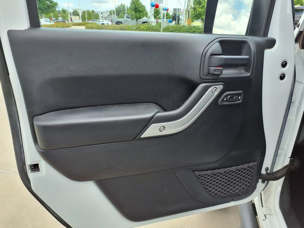 Used 2016 Jeep Wrangler Unlimited Sahara w/ Connectivity Group AWD/4WD image 12