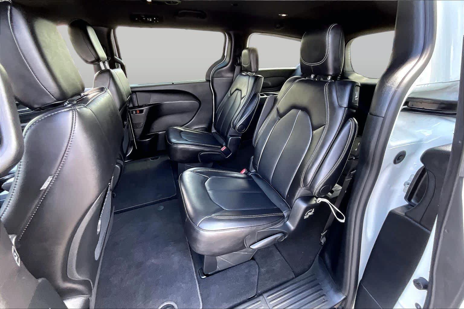 Used 2025 Chrysler Pacifica Select FWD image 19