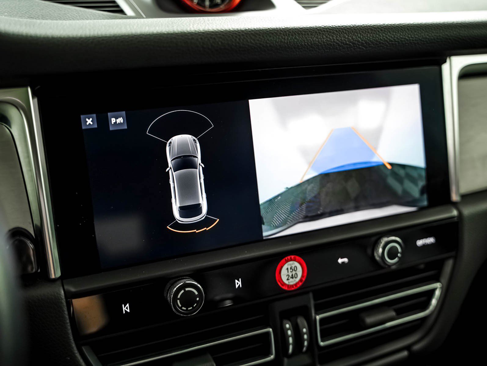 Certified 2023 Porsche Macan S AWD/4WD image 23