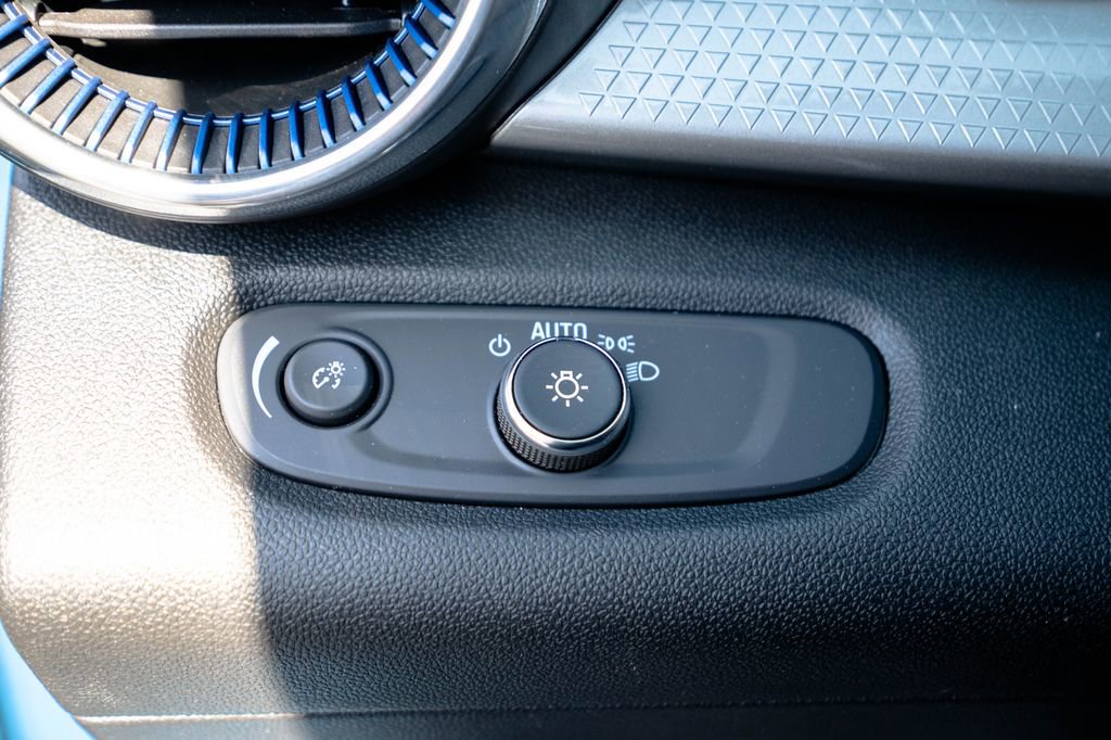 Used 2025 Chevrolet Trax LT w/ Driver Confidence Package image 19