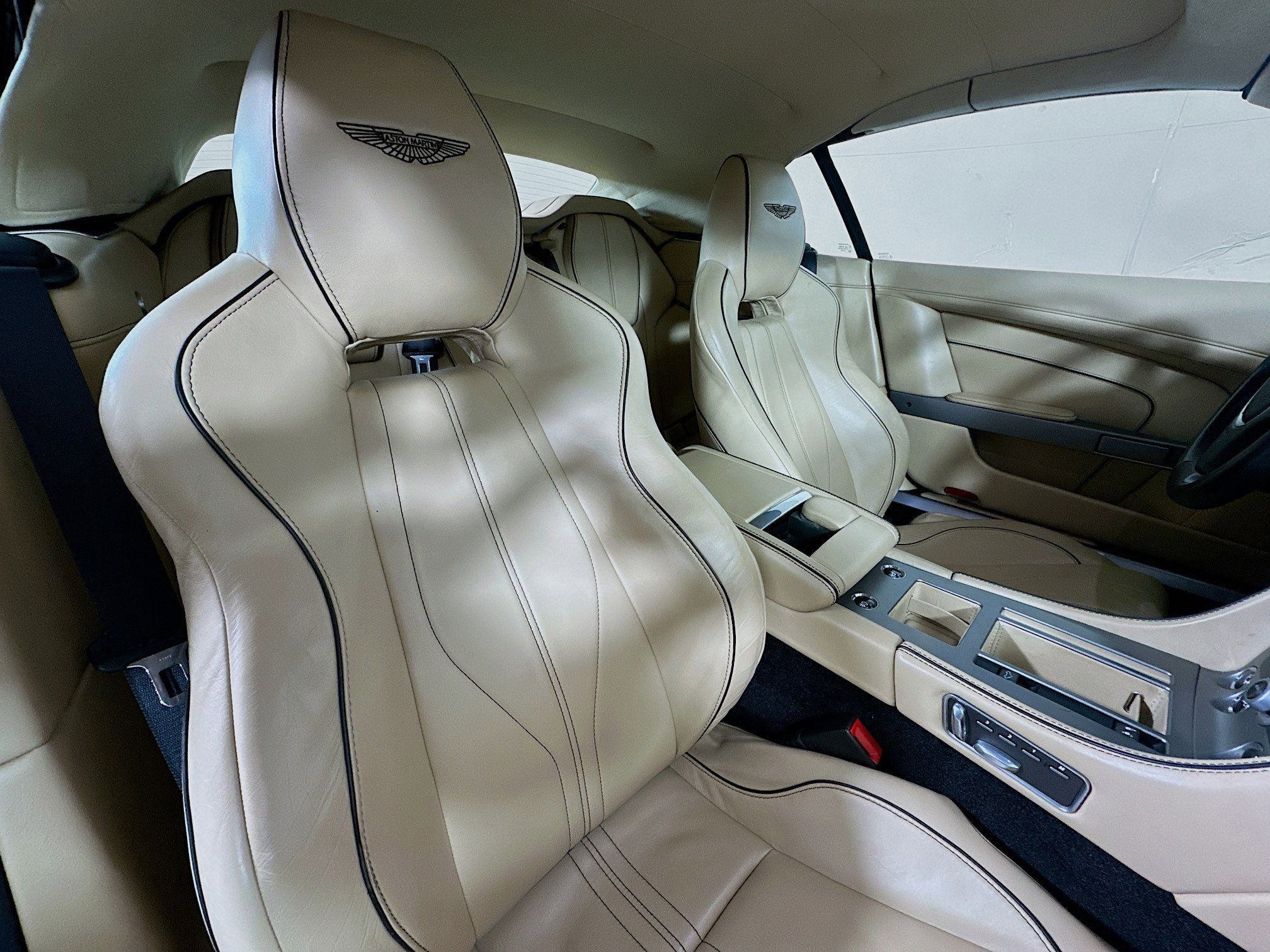 Used 2015 Aston Martin DB9 Volante image 26