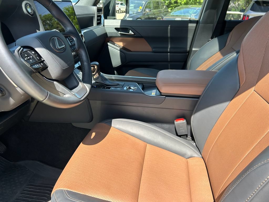 Used 2025 Lexus GX 550 w/ Accessory Package (2T) AWD/4WD image 11