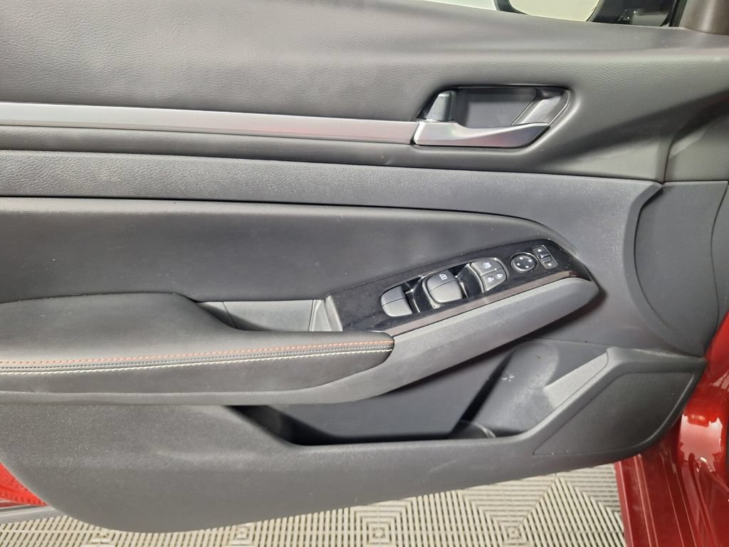 Used 2024 Nissan Altima 2.0 SR FWD image 31