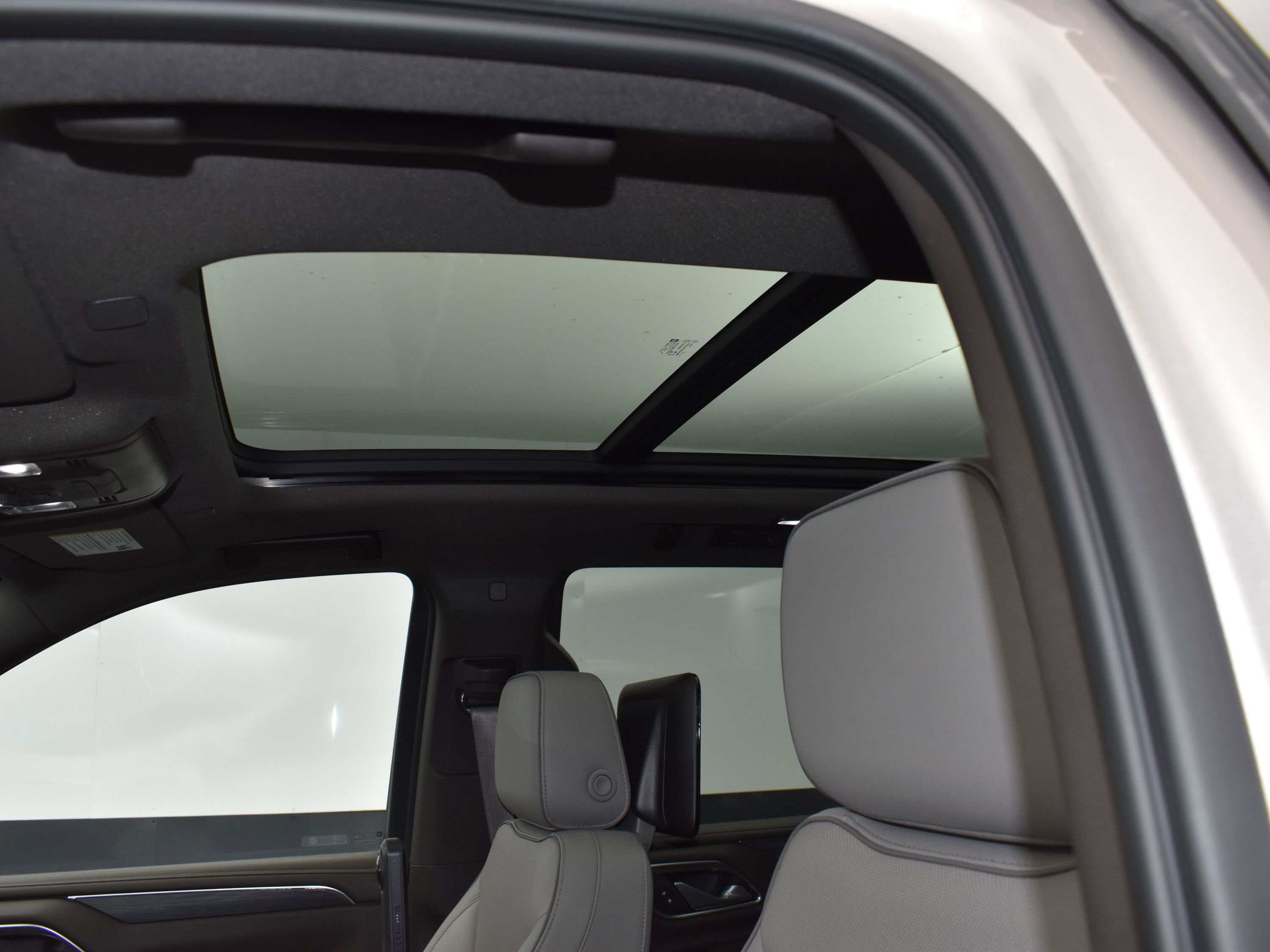 Used 2021 GMC Yukon SLT w/ SLT Premium Package image 14