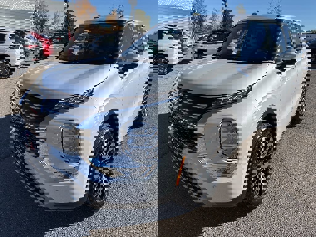 New 2025 Mitsubishi Outlander SE image 3