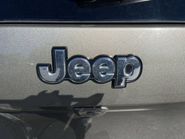 Used 2017 Jeep Cherokee Overland w/ Technology Group FWD image 31