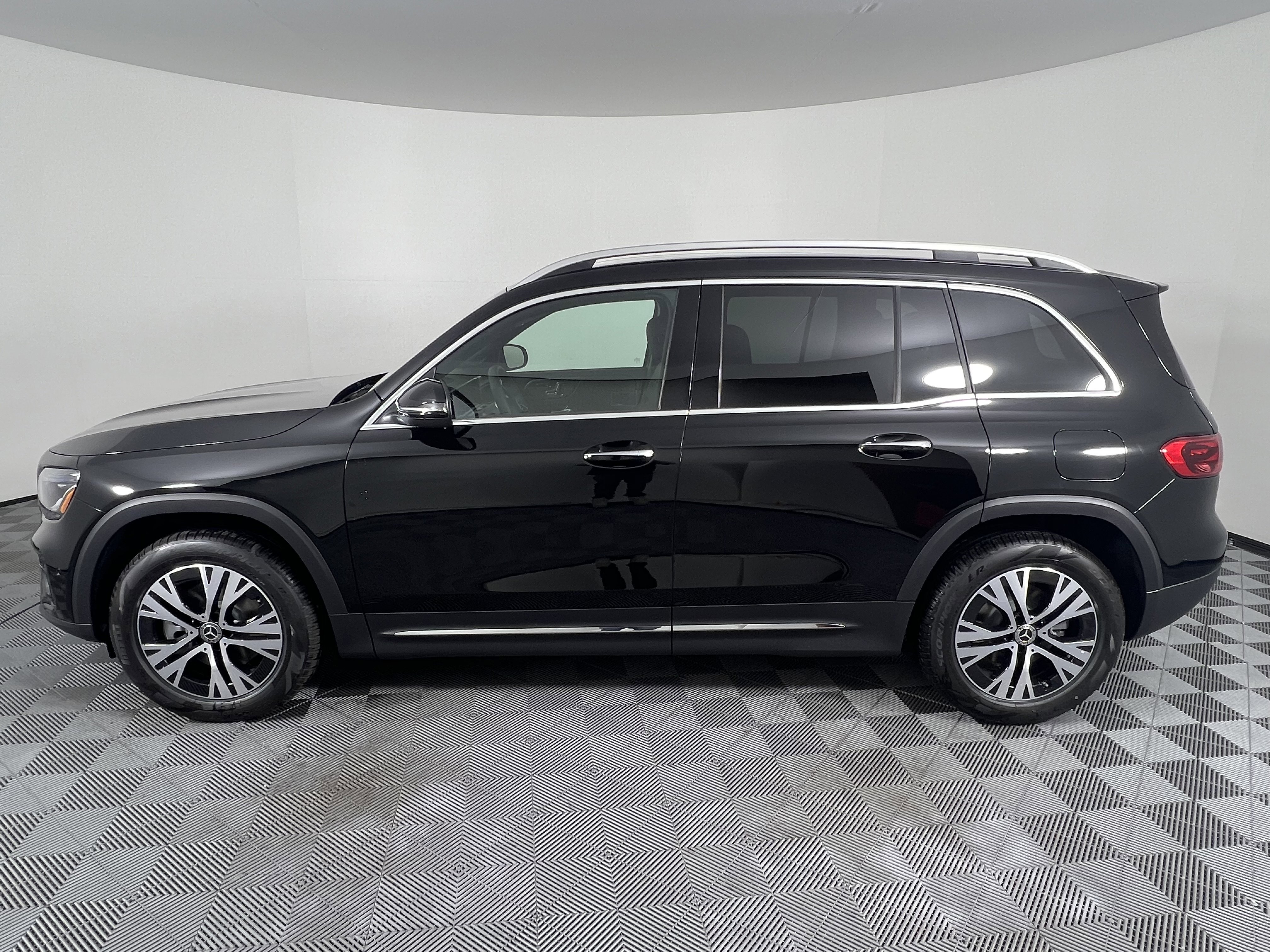 Used 2025 Mercedes-Benz GLB 250 4MATIC image 9