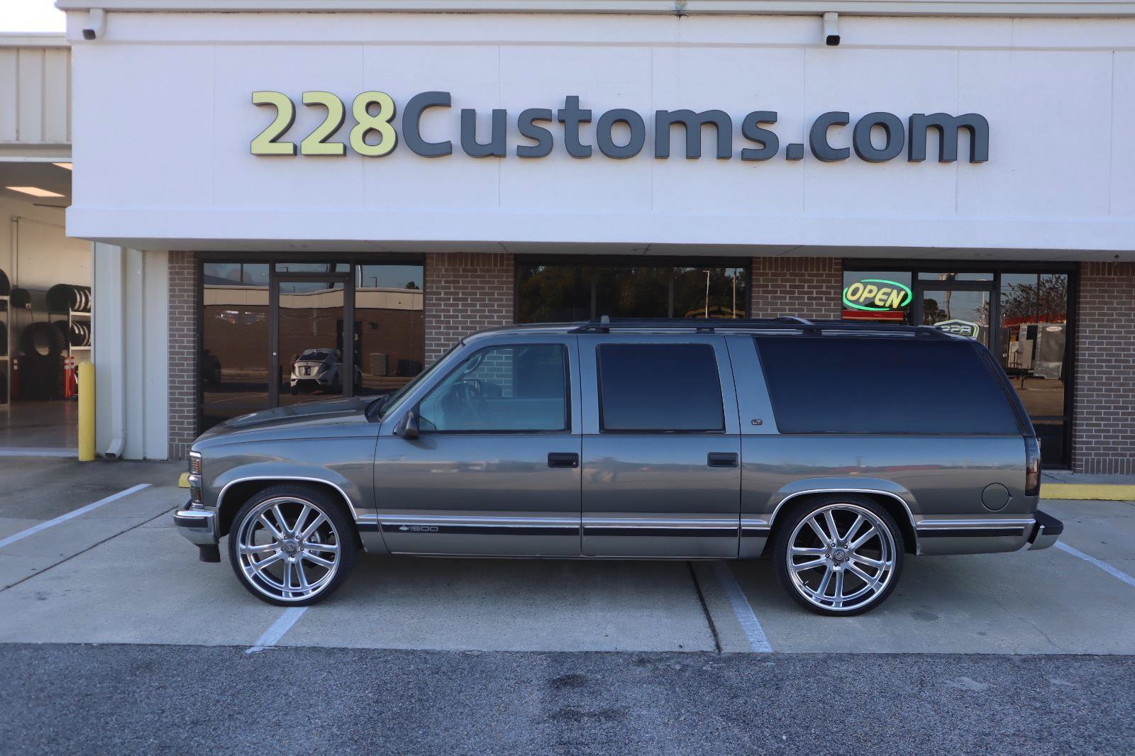 Used 1999 Chevrolet Suburban 2WD w/ Preferred Equipment Group 3 image 1
