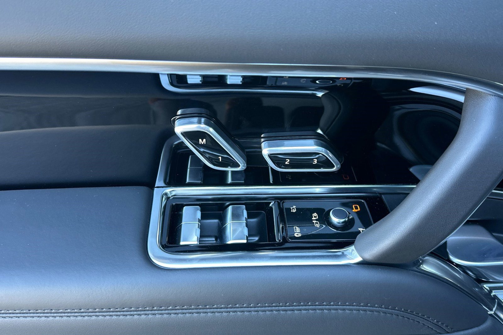 New 2026 Land Rover Range Rover Long Wheelbase SE image 14